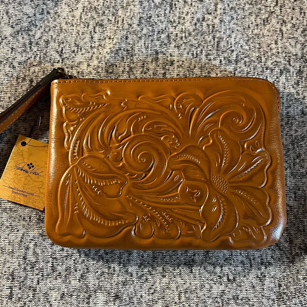 👜 NWT Patricia Nash Cognac Leather Cassini Wristlet - A